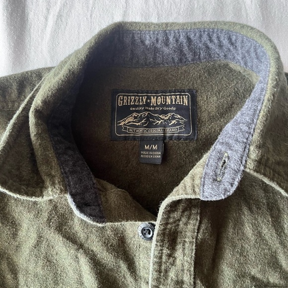 Green Casual Button Down Shirt with Collared Neckline - Picture 4 of 7